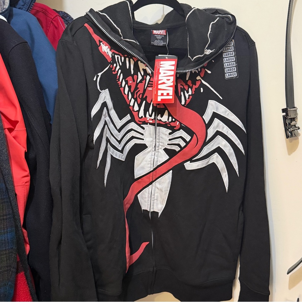 New Bioworld Black and Red marvel Venom symbiote. Face mask Hoodie. Men’s large